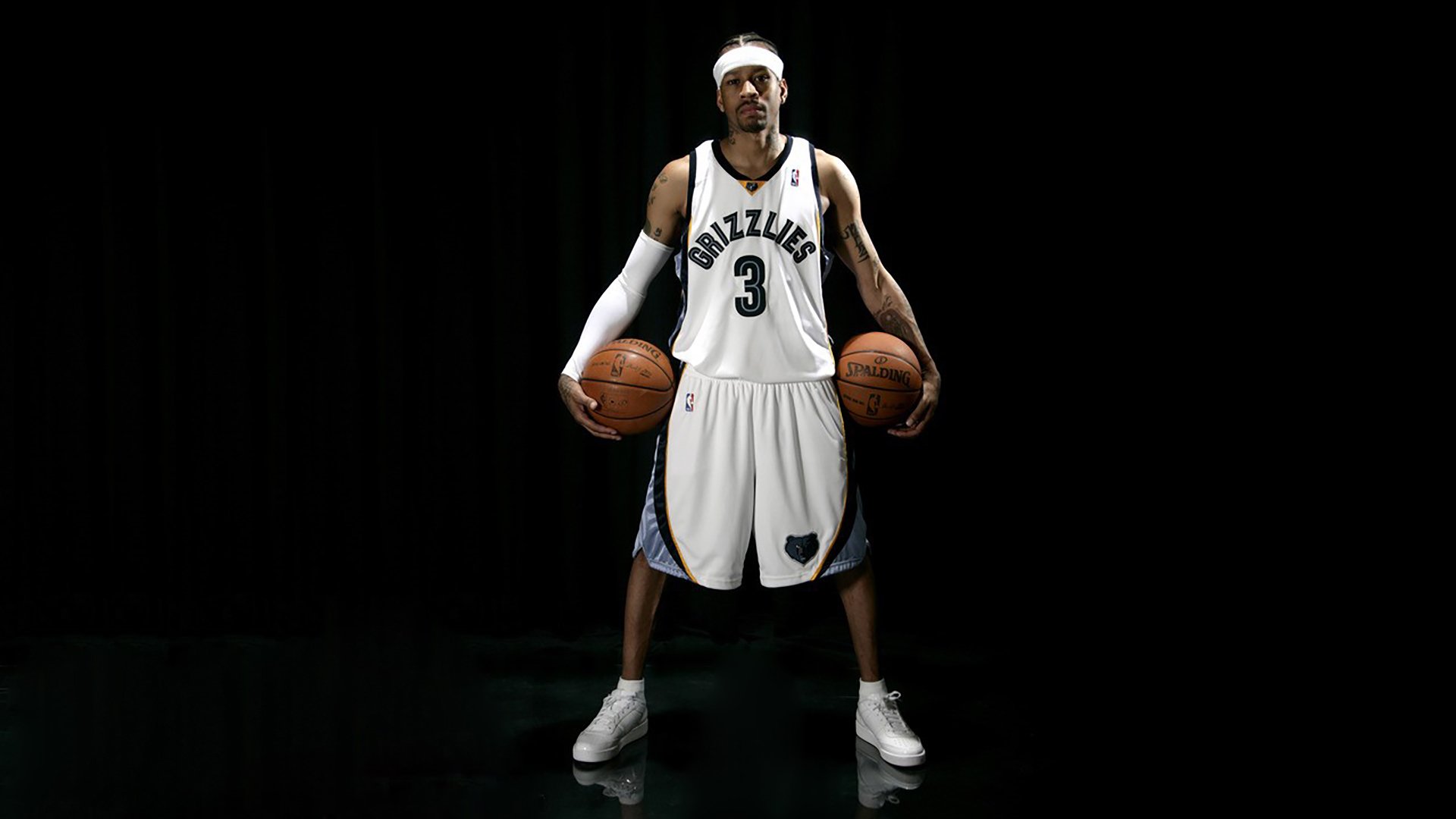 全黑队通过配合默契的突破迅速拉开比分差距,全黑通关